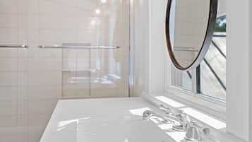 Douche, sĂšche-cheveux, serviettes fournies, savon