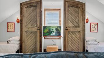 1 bedroom, desk, free WiFi, bed sheets