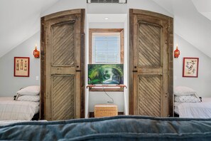 1 bedroom, desk, free WiFi, bed sheets