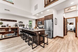 冷蔵庫、電子レンジ、オーブン、コンロ