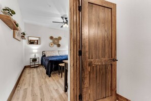 4 chambres, bureau, fer et planche à repasser, lit parapluie