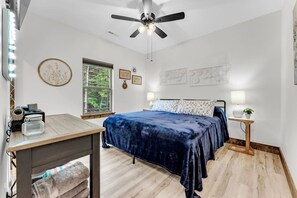 4 bedrooms, desk, iron/ironing board, travel cot - Creekside Cabin / Branson, SDC, Lakes, In/Out Pool (Hollister)
