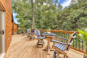 Outdoor dining - Creekside Cabin / Branson, SDC, Lakes, In/Out Pool (Hollister)