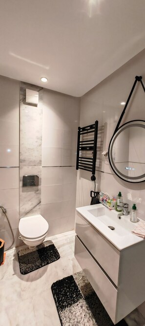 Hair dryer, towels, soap, toilet paper - Luxury apartment | Sophisticated design, poolside. (Marrakech)
