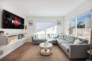 TV connectée, jeux vidéo, lecteur de DVD, livres