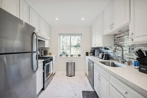 Fridge, microwave, oven, stovetop - Venice Blvd Bliss - Beach and Airport 10 min away (Los Angeles)