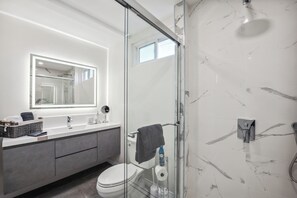 Dusche, Haartrockner, Handtücher, Seife