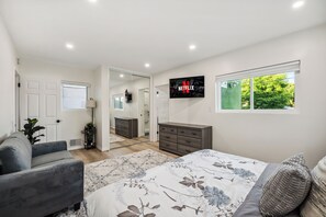 3 bedrooms, desk, iron/ironing board, free WiFi