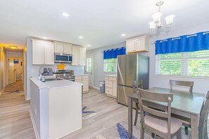 Fridge, microwave, oven, stovetop - Tilghman Ranch Retreat (North Myrtle Beach)