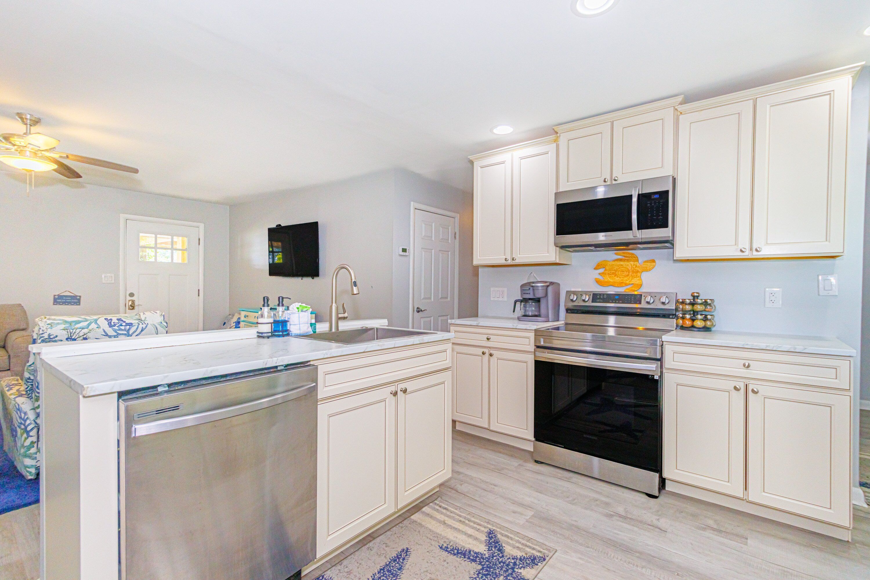 Køleskab, mikrobølgeovn, ovn, kogeplade