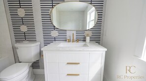 Regadera, secadora de cabello, jabón, papel de baño 