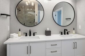 Regadera, secadora de cabello, jabón, papel de baño 