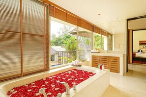 Huvila, näköala uima-altaalle | Kylpyhuone | Suihku, hiustenkuivaaja, pyyhkeet, saippua