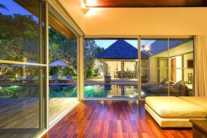 Villa, vue sur la piscine | Bureau