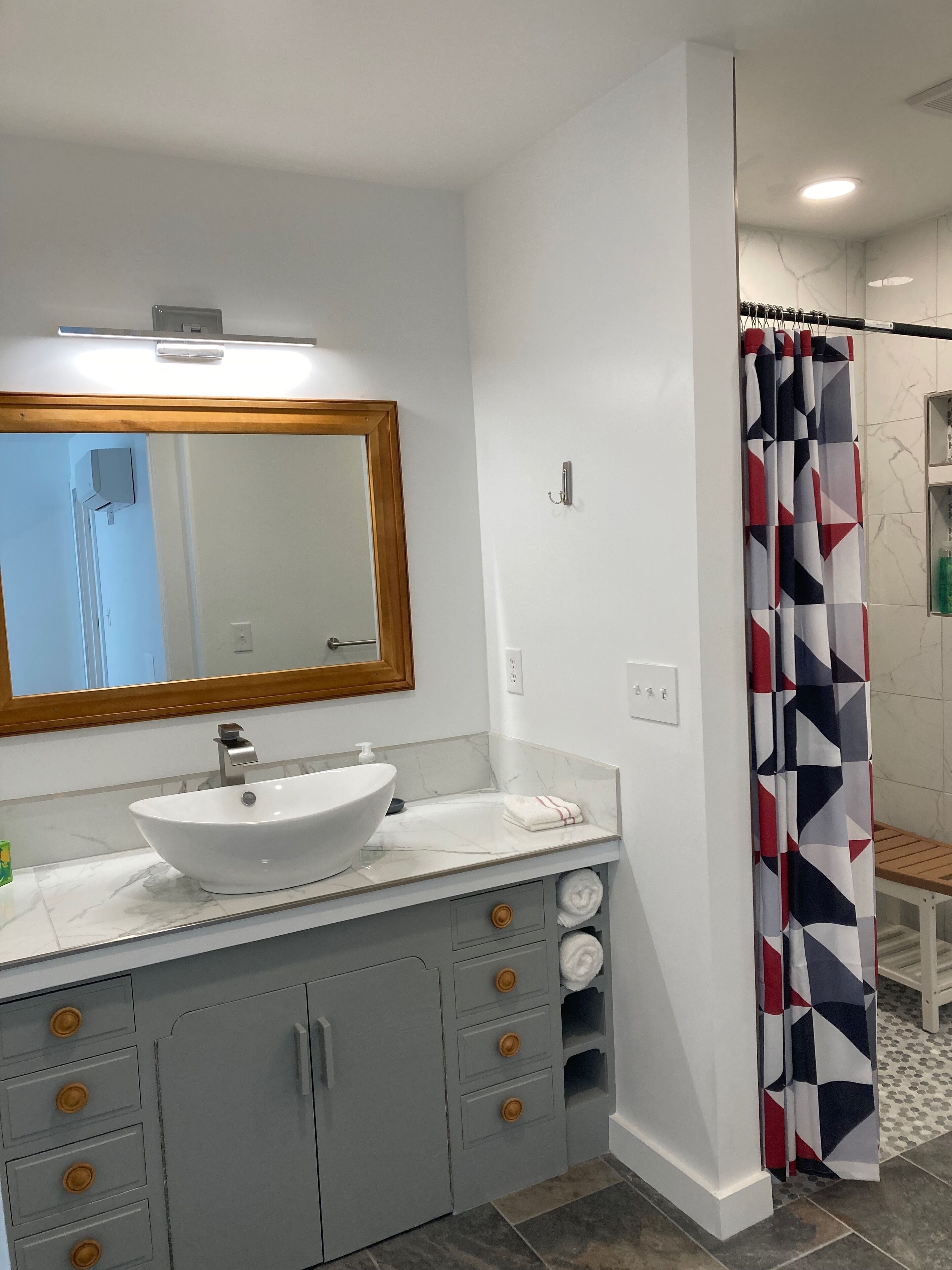 Towels, soap, shampoo, toilet paper