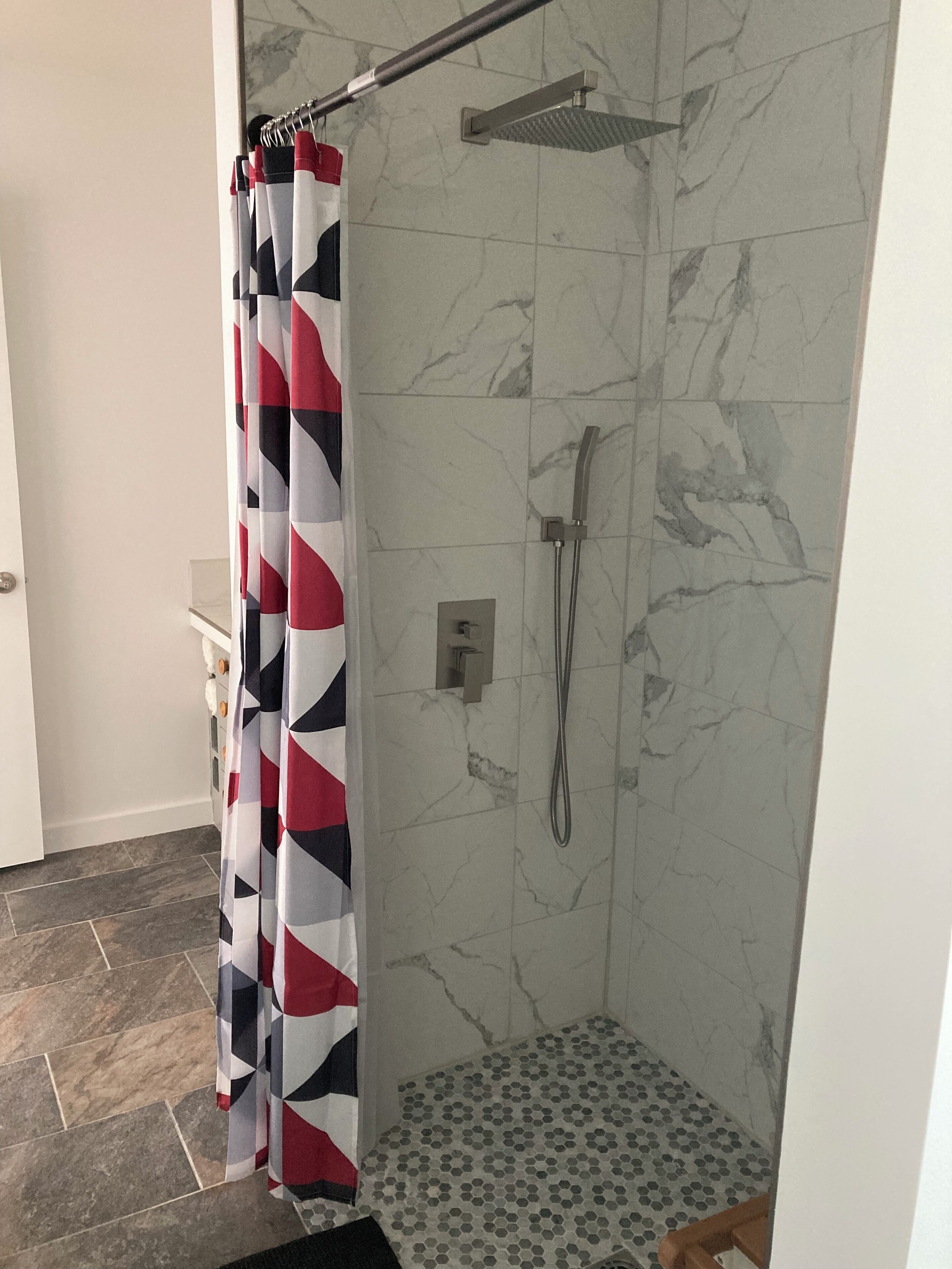 Serviettes fournies, savon, shampoing, papier toilette