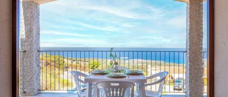 تناول الطعام بالخارج