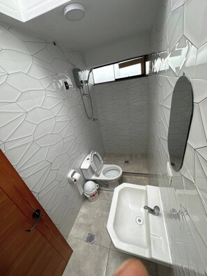 Een douche, handdoeken, toiletpapier