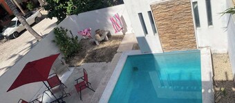 One Minute Walk to the Beach!