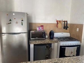 冷蔵庫、オーブン、コンロ、コーヒー / ティーメーカー