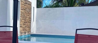 One Minute Walk to the Beach!