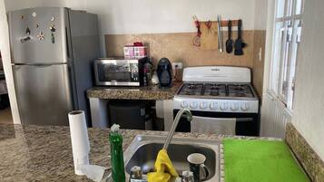 Kühlschrank, Ofen, Herdplatte, Wasserkocher mit Kaffee-/Teezubehör