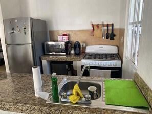 Fridge, oven, stovetop, coffee/tea maker
