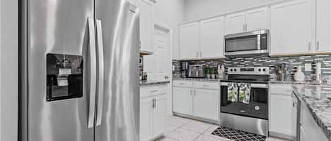 冷蔵庫、電子レンジ、オーブン、コンロ