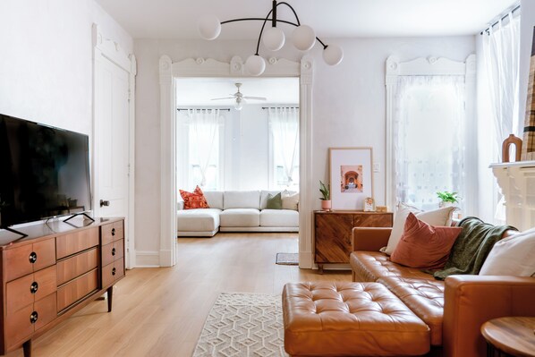 Smart TV, books - Group-Friendly 4BR / 3.5BA / 2 Kitchens + Private Homes Side-by-Side Sleeps 10 (Dayton)