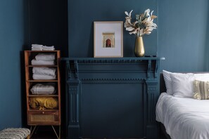 4 bedrooms, desk, iron/ironing board, WiFi - Group-Friendly 4BR / 3.5BA / 2 Kitchens + Private Homes Side-by-Side Sleeps 10 (Dayton)