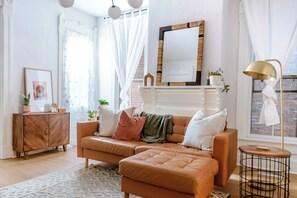 Smart TV, books - Group-Friendly 4BR / 3.5BA / 2 Kitchens + Private Homes Side-by-Side Sleeps 10 (Dayton)