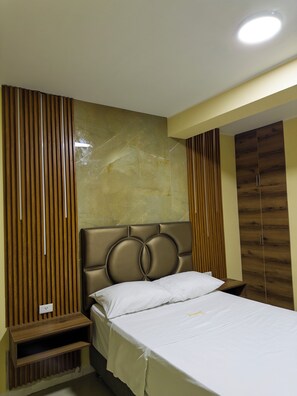 Meja, ruang kerja komputer riba, Wi-fi percuma 