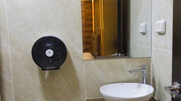 Regadera, toallas, jabón, papel de baño