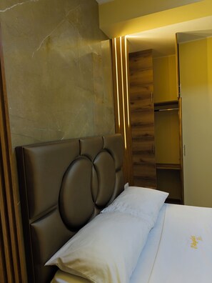 Desk, laptop workspace, free WiFi