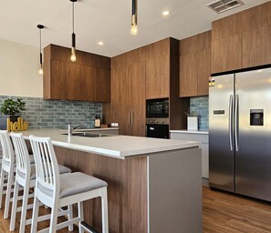 Micro-ondes, four, plaque de cuisson, lave-vaisselle