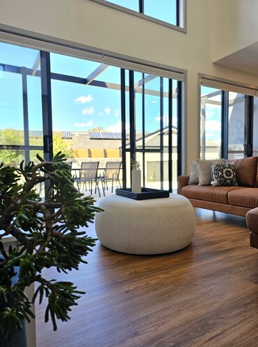 Comtemporary 4bedrm Townhouse with 2 car garage