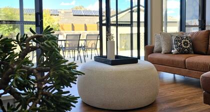 Comtemporary 4bedrm Townhouse with 2 car garage