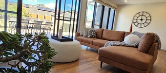 Comtemporary 4bedrm Townhouse with 2 car garage