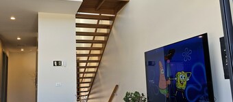 Comtemporary 4bedrm Townhouse with 2 car garage