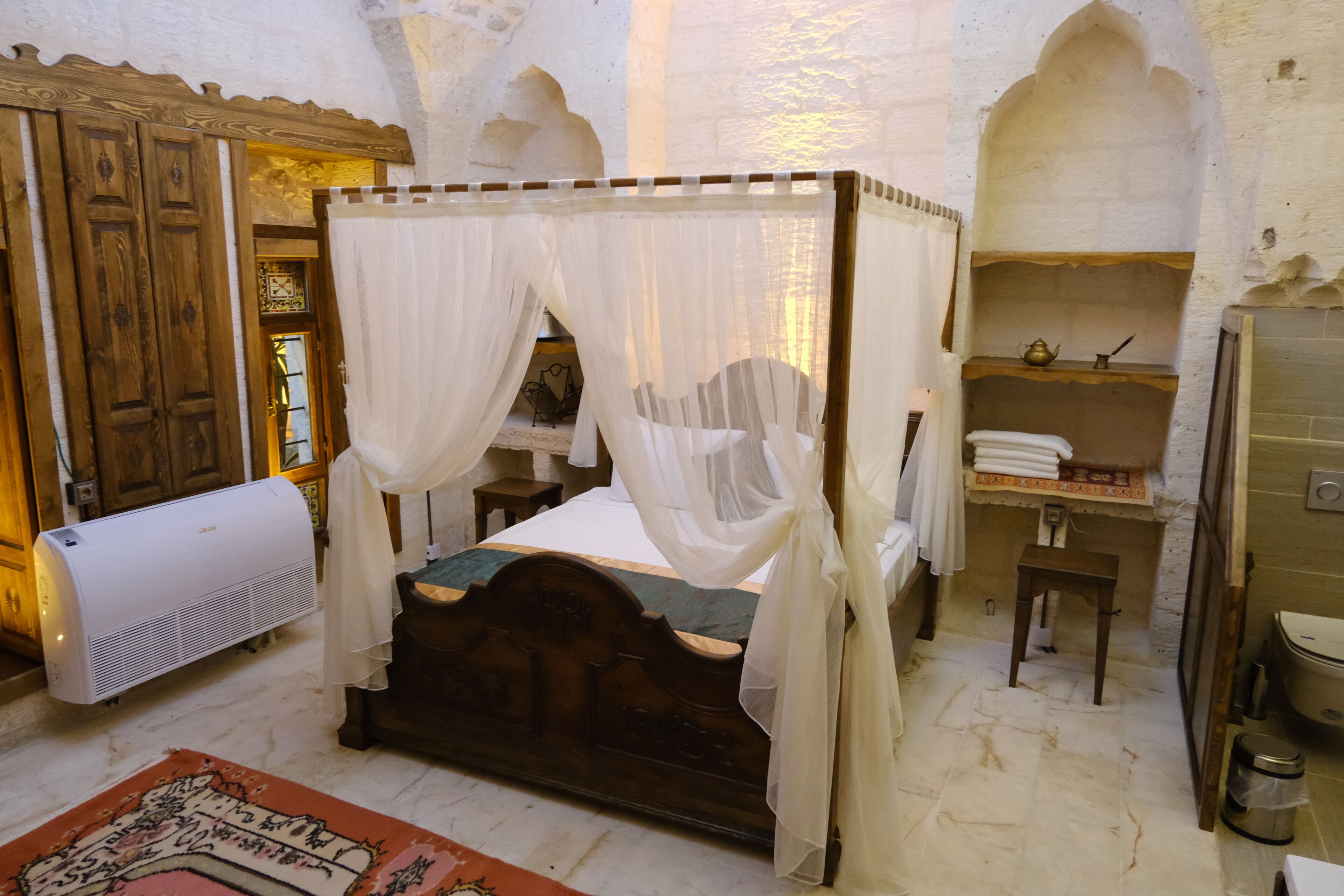 مكتب ومساحة عمل للكمبيوتر المحمول وواي فاي مجانًا