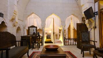 Suite Luxe, vue cour intérieure | Bureau, espace de travail pour ordinateur portable, Wi-Fi gratuit