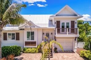 Exterior - Beach Dream Cottage by Beach Retreats (Bradenton Beach)