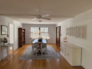 Dining - Mary River House in beautiful historic Maryborough. Family and pet-friendly. (Maryborough)