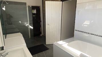 Pyyhkeet, saippua, vessapaperi