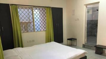 2 bedrooms, iron/ironing board, internet, bed sheets