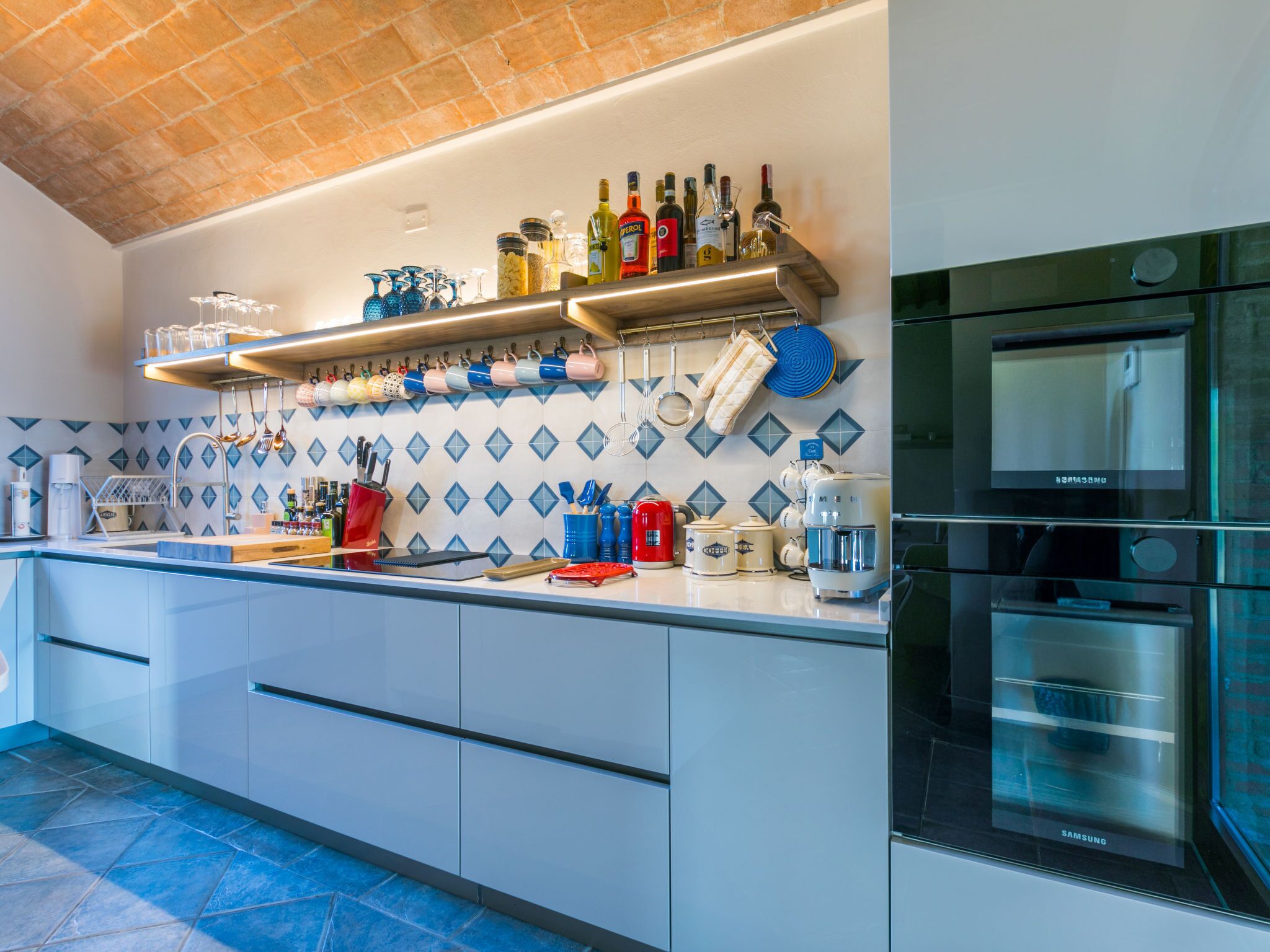 Refrigerador, horno, lavavajillas y utensilios de cocina 