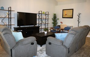 Living area - Private House-With Pool/Sleeps 8/ Near Disney/Universal/Airport (Kissimmee)