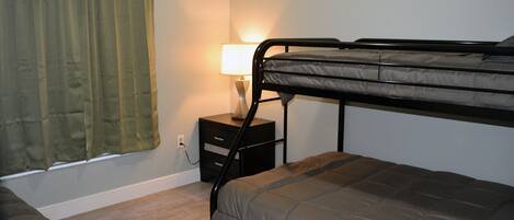 3 bedrooms, iron/ironing board, internet, bed sheets