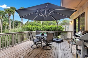 Outdoor dining - 592 Queens Grant @ Palmetto Dunes | Prime Location | Pet Friendly (Hilton Head Island)