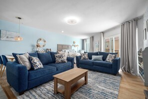 Een televisie, tafelvoetbal, een tafeltennistafel en boeken